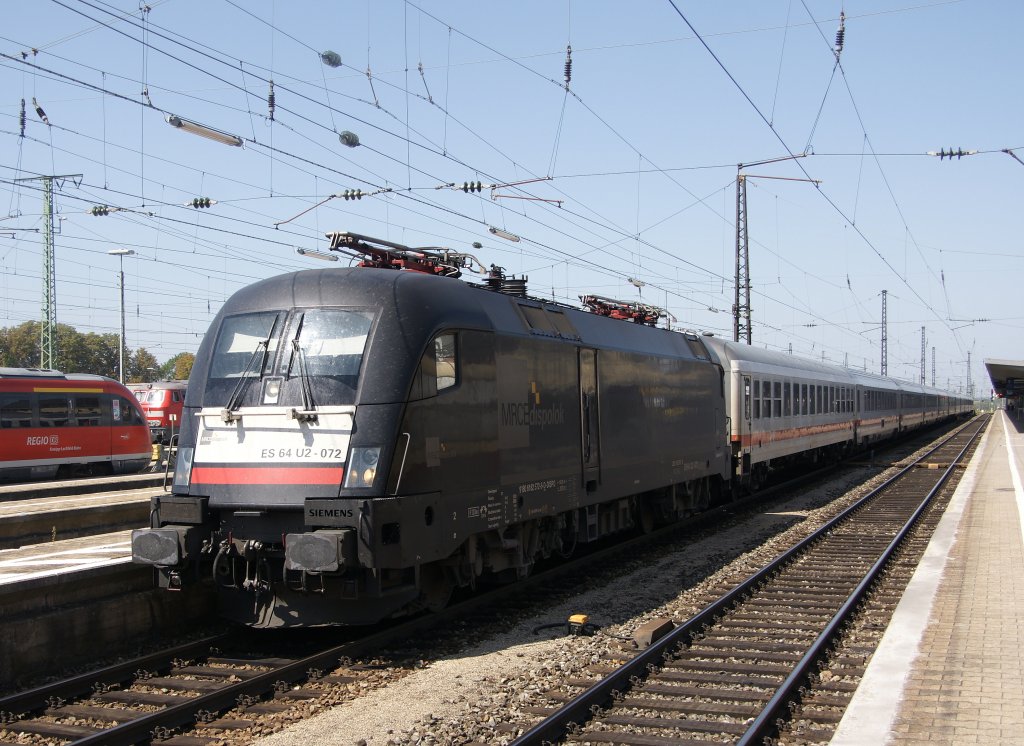 Die  MRCE -Lok ES 64 U2-072 am 23. Augst 2011 im Augsburger Bahnhof.