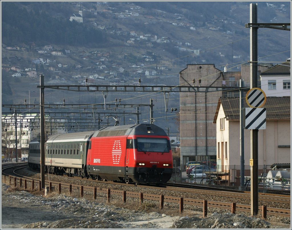 Die neulackierte SBB Re 460 056-5 verlsst mit einem Schnellzug Sion. 
14.02.2011