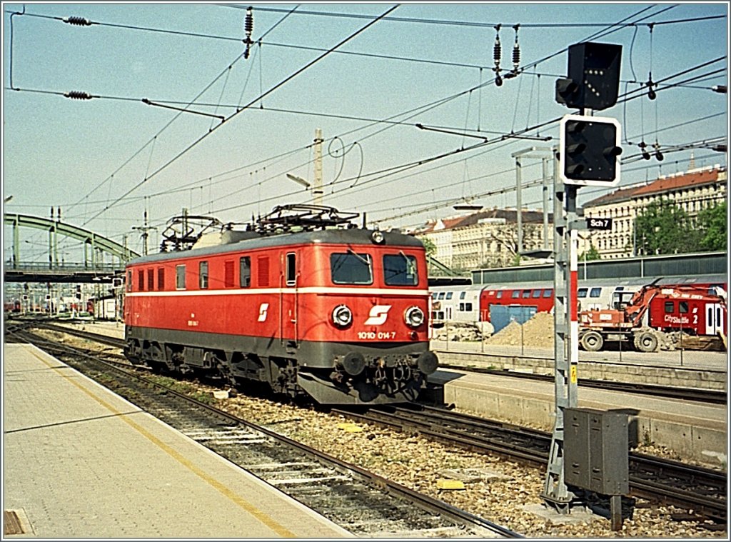 Die BB 1010 014-7 in Wien Westbahnhof am 1. Mai 2001
(Foto ab CD)