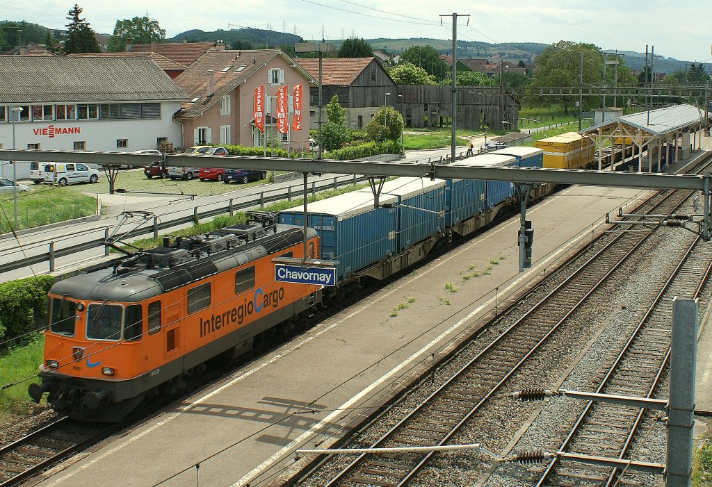 Die Re 4/4 II 11320 schiebt (!!!) ihren Gterzug Richtung Daillens. An der Spitze des Zuges dient ein ex DB Cargo Shuttle als Steuerwagen. 
Chavornay am 26. Mai 2010