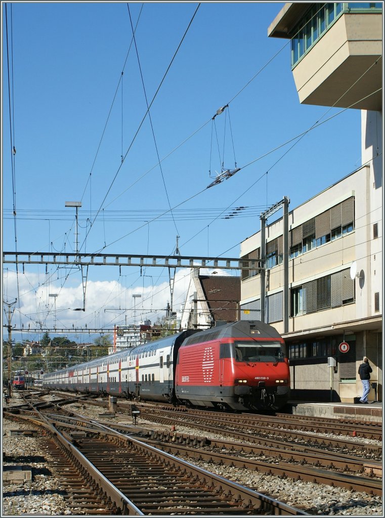 Die Re 460 038-3 erreicht mit ihrem IC Genve - St.Gallen Lausanne.
1. Okt. 2010