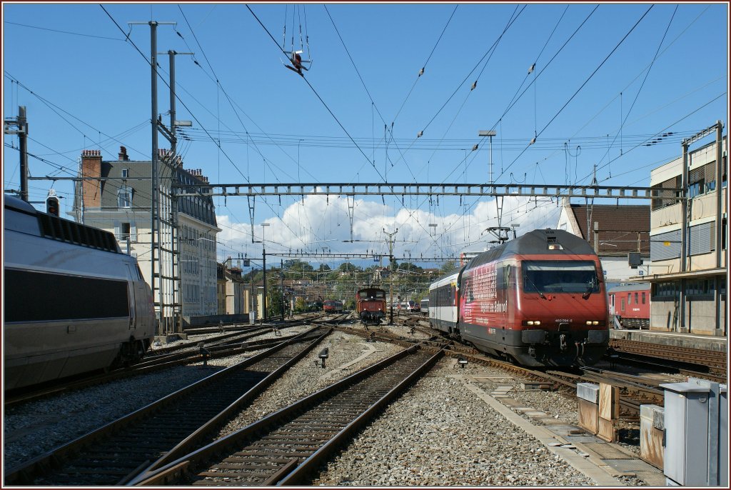 Die Re 460 094-6  Mobility  erreicht mit ihrem IR nach Brig am 01. Oktober 2010 Lausanne.
