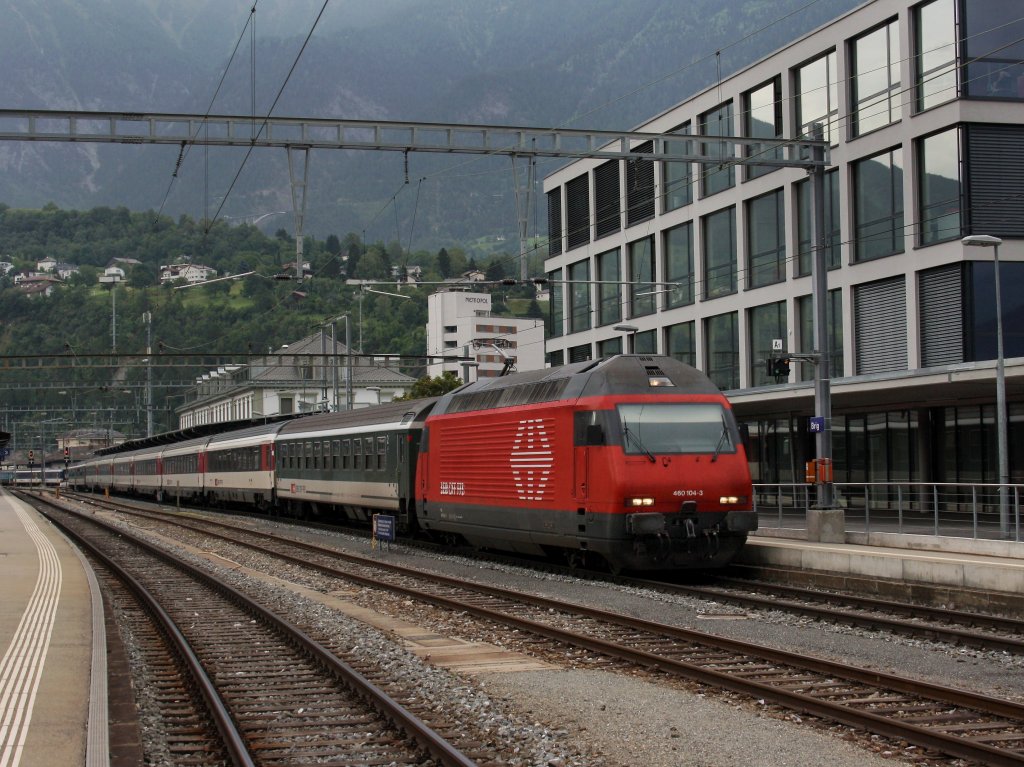 Die Re 460 104 mit einem IR nach Genf am 29.06.2011 bei der Ausfahrt aus Brig. 
