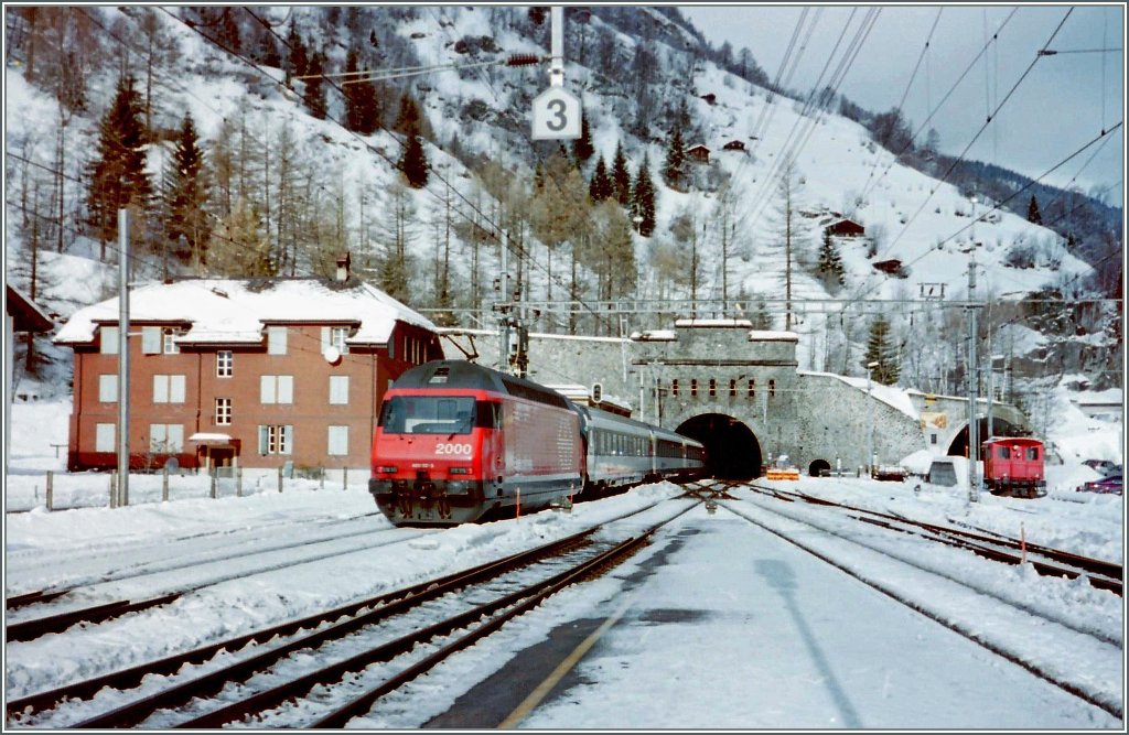Die Re 460 117-6 schiebt ihren IC/IR Richtung Bern in den Ltschbergtunnel.
Feb. 2006