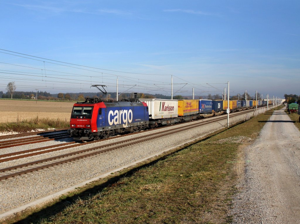 Die Re 482 034 am 29.10.2011 mit einem KLV-Zug unterwegs bei Hattenhofen.