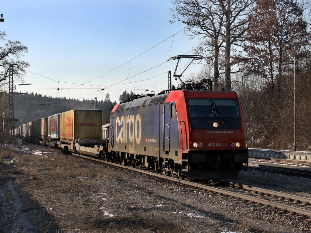 Die Re 482 041 am 26.02.2011 mit dem DHL KLV-Zug bei der Durchfahrt in Aling. 
