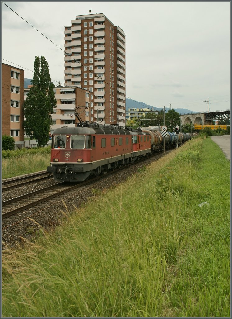 Die Re 6/6 11685 ist mit einer Re 4/4 II und einem Blockzug bei Grenchen unterwegs. 
7. Juni 2011