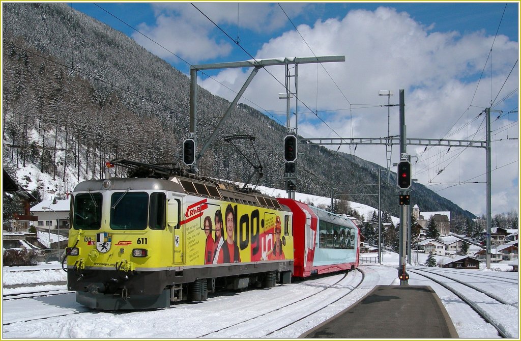 Die RhB Ge 4/4 611 erreicht mit dem Glacier Express Disentis. 
22. Mrz 2008