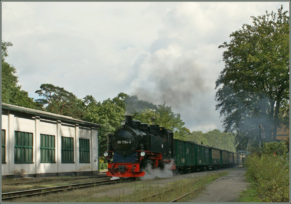 Die RBB 99 1784-0 verlsst mit dem P 106 nach Putbus Ghren.
16. Sept. 2010