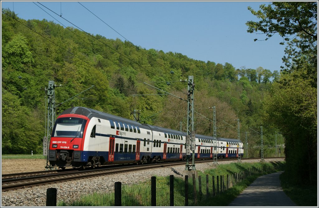 Die S 16 nach Herliberg Feldmeilen hat gerade ihre Ausgangsstation Thayngen verlassen. 
22.04.2011