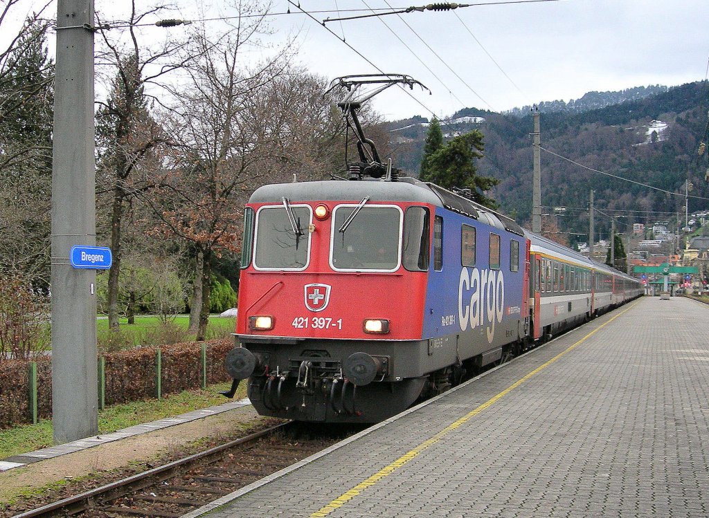 Die SBB Re 421 397-1 erreicht mit ihrem EC Mnchen - Zrich Bregenz. 
12.12.2006
