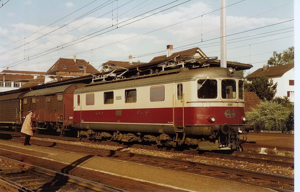 Die SBB Re 4/4 I 10050 zog in ihren besten Zeiten auch TEE Zge, z.B den TEE Rheingold und TEE Bavaria, hier - die TEE Zge wurden meist durch IC/EC ersetzt, aber hat sie sich mit einem Nahgterzug (Stcker) zu begngen.
Lengnau, am 16. Juli 1984