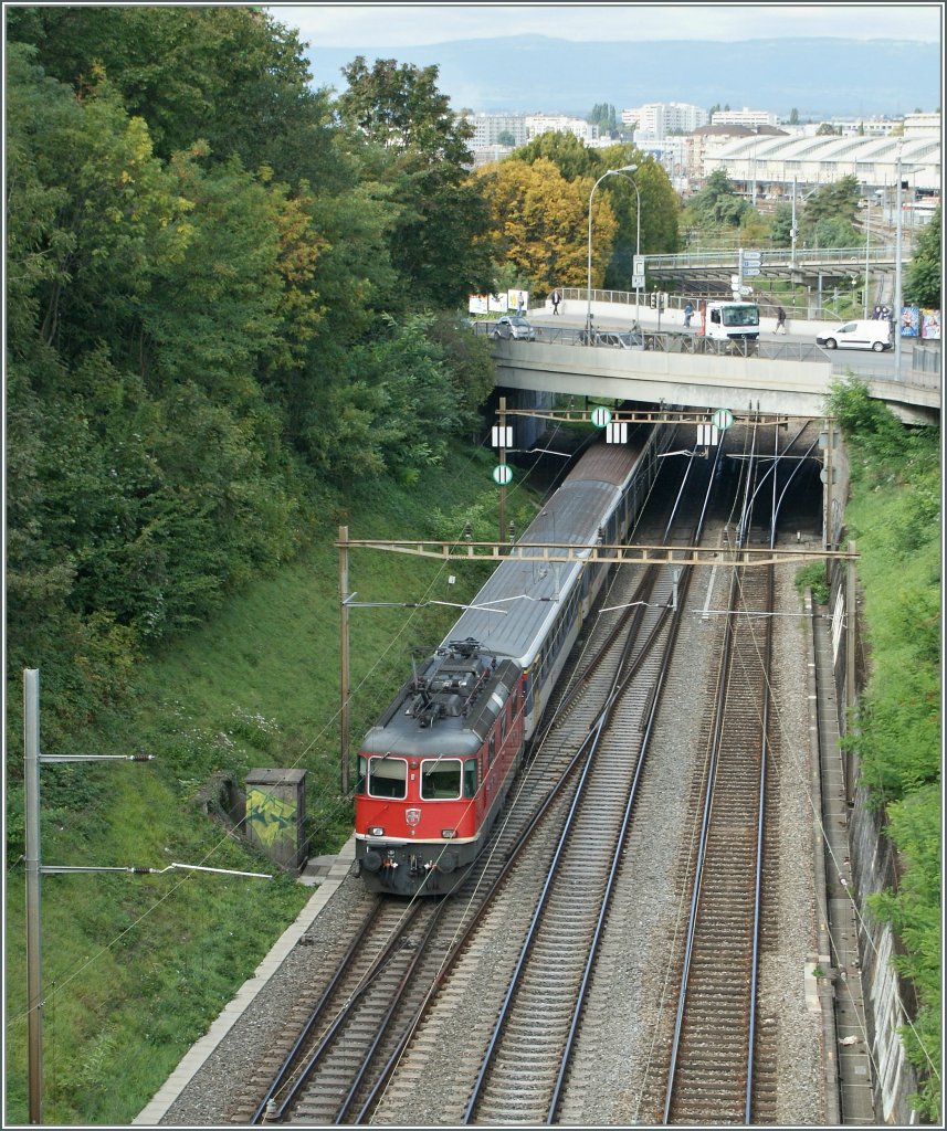 Die SBB Re 4/4 II 11194 schiebt einen RE nach Genve. Hier kurz nach der Abfahrt in Lausanne. 
28. Sept. 2011