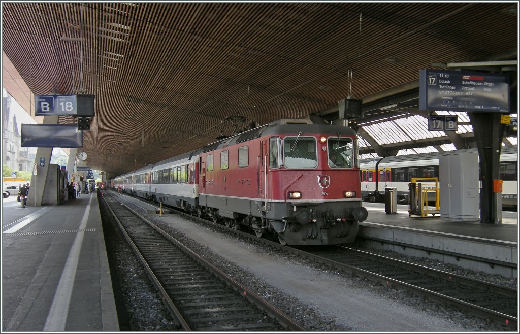 Die SBB Re 4/4 II 1114 bernimmt in Zrich HB den IC nach Stuttgart. 
20. Juni 2012