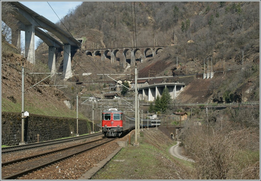 Die SBB Re 4/4 II 11121 erreicht mir ihrem IR 2267 in krze die ehemalige Station Giornico.
3. April 2013