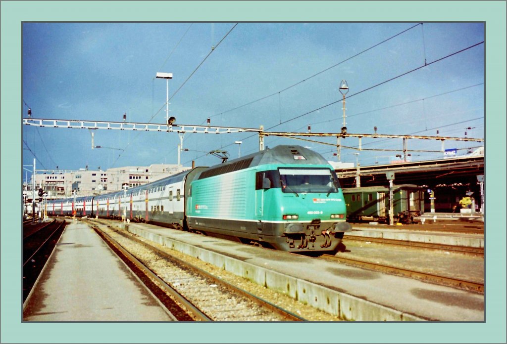 Die SBB Re 460 083-9 im ersten SBB Cargo Anstrich mit einem IC in Basel im Frhjahr 2000. 