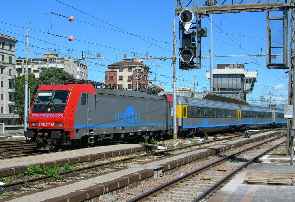 Die SBB Re 484 017 trifft mit ihrem CIS EC in Milano ein.
30.08.2006