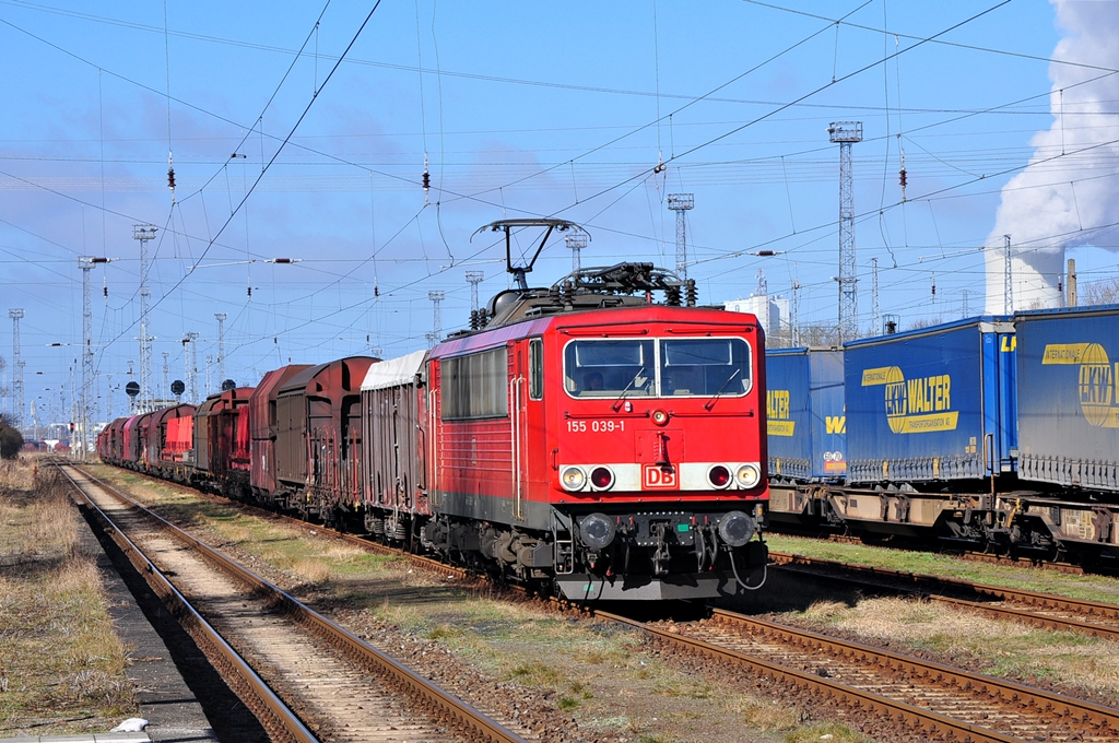 Die Schadwagen nach Eberswalde wurden am 01.03.2013 durch die 155 039 befrdert.Hier steht sie abfahrbereit in Rostock-Seehafen mit dem Schadwagenzug 52953.