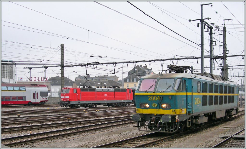 Die SNCB 2004 wartet in Luxembourg auf den IC Bruxelles - Chur, whrend im Hintergrund eine DB 181 ihren IC bereitstellt.
22.02.2008