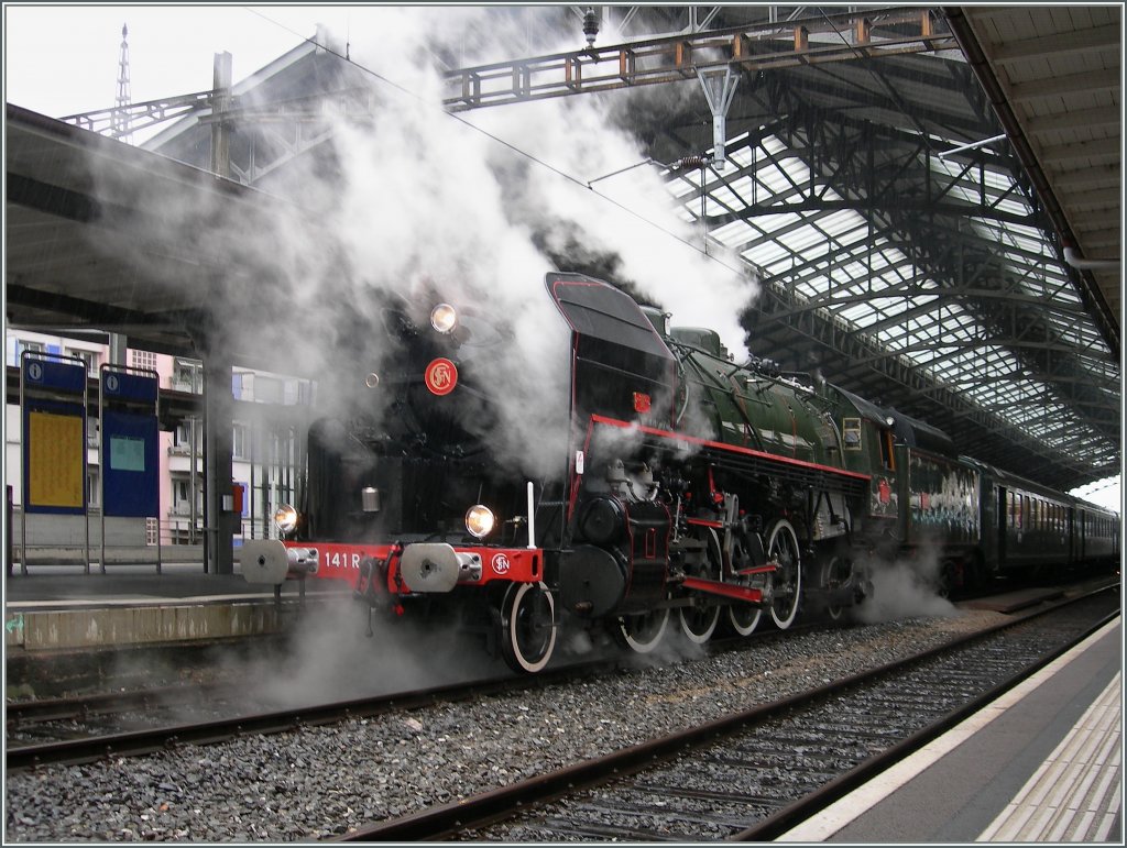 Die SNCF 141 R 124 dampft und raucht. 
Lausanne, den 8. Okt. 2011