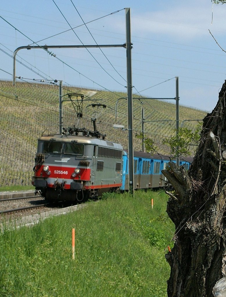 Die SNCF BB 25546 trifft mit ihrem Regionalzug in Russin ein. 
1. Mai 2009