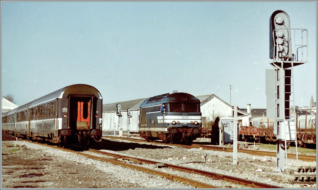 Die SNCF BB67485 macht sich fr den links im Bild zu sehnende  Dieppe - Paris  bereit. 
14. Feb 1997 