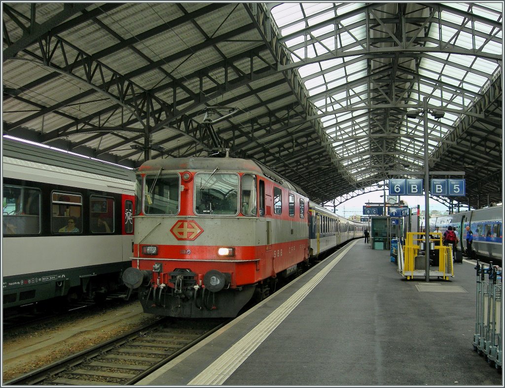 Die  Swiss Express  Re 4/4 II 11109 in Lausanne. 
6. Juli 2011