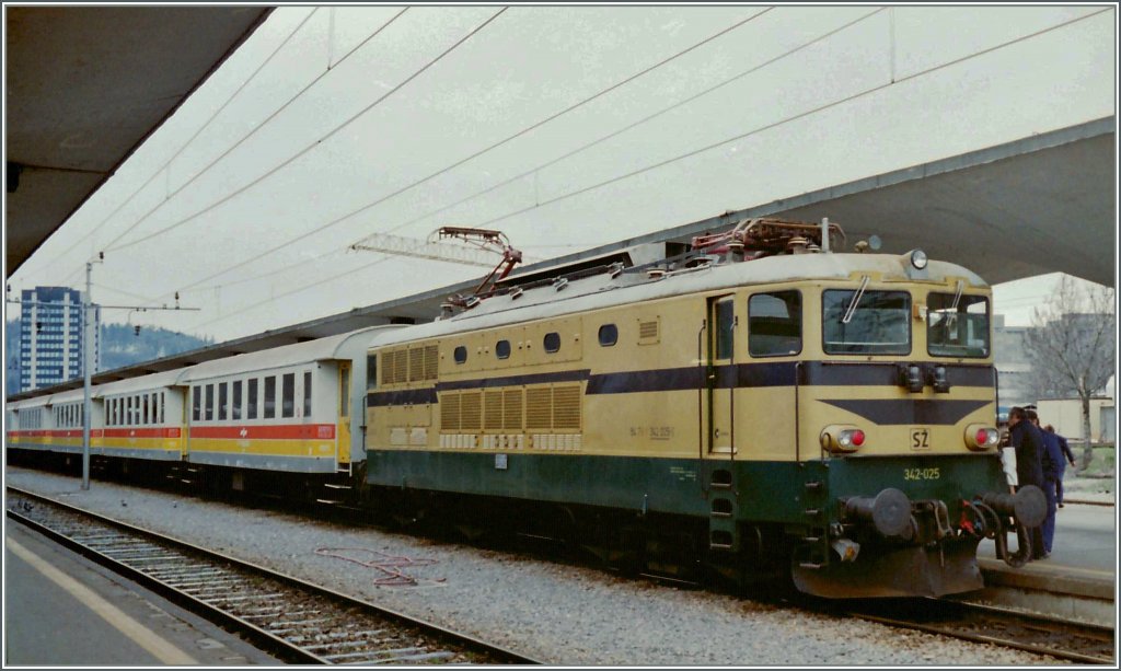 Die SZ 342-025 mit einem Regionalzug bestehend aus zweiachsigen Reisezugwagen im Mrz 1995 in Ljubljana. 
