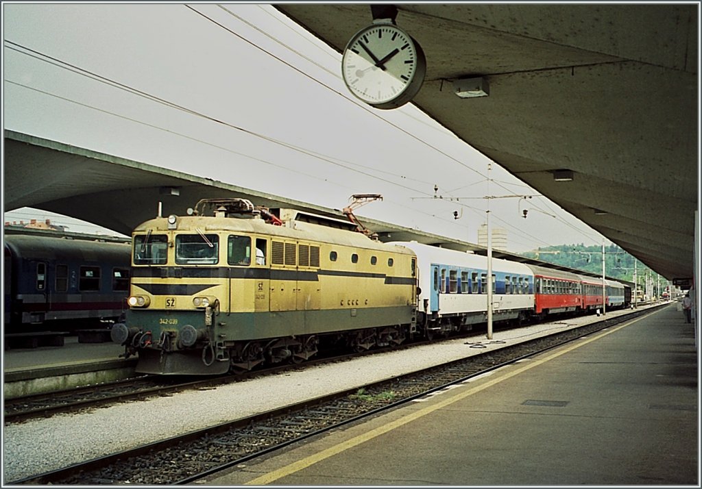 Die SZ 342-039 mit einem Schnellzug Mnchen - Beograd in Ljubljana im Frhjahr 2001. 
(analoges Foto ab CD)