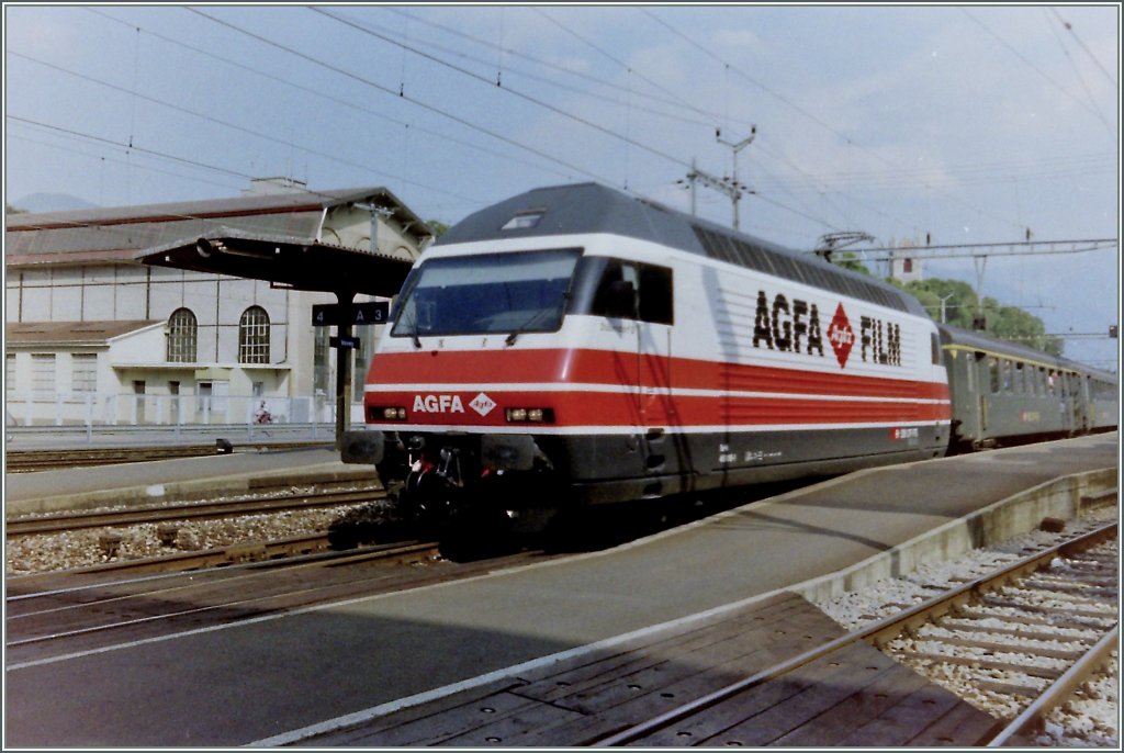Die Ur-Werbelok: SBB Re 460 015-1 in Vevey. 
Gescanntes Negativ/August 1994