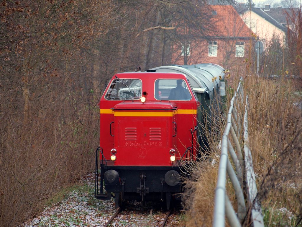 Die V65 der OHE schob den Nikolausexpress nach Amelingshausen in den Bahnhof Lneburg Sd am 27.11 