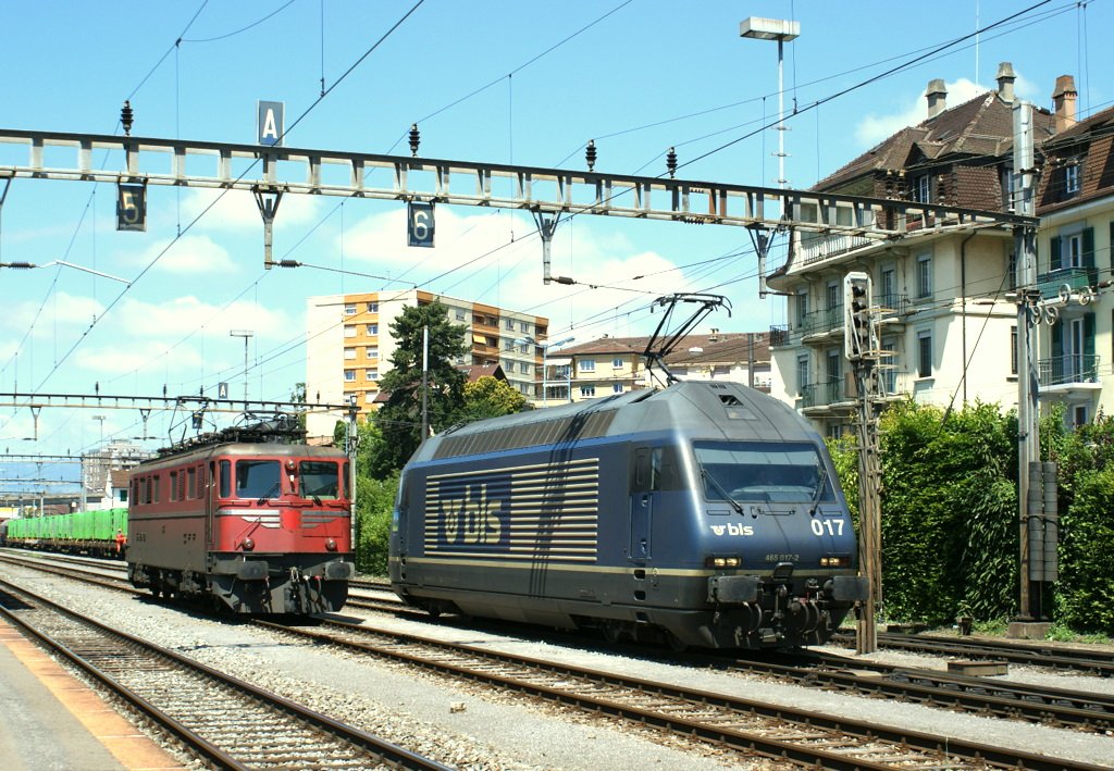 Die Wappenlose Kantonslok Ae 6/6 11424 und eine BLS Re 465 in Renens (VD). 4. Juni 2010 
