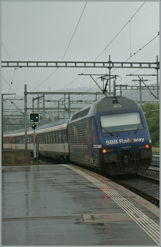 Die Werbe Re 460 050-8 schiebt bei interessantem Fotowetter ihren IR Richtung Genve. Die Aufnahem entstand bei der Ausfahrt in Palzieux am  27. Mai 2011. 
