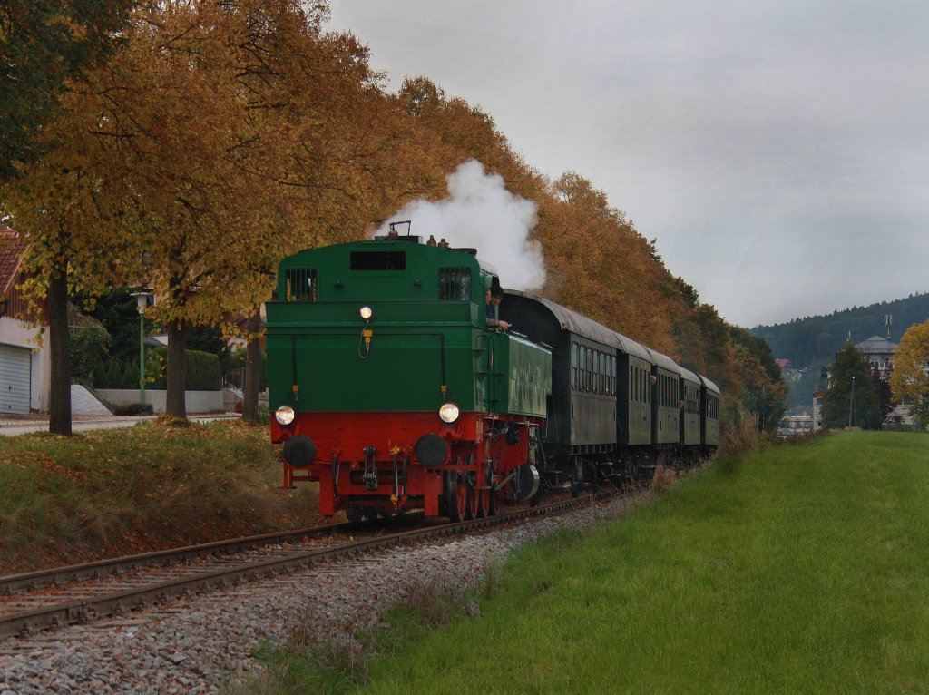 Die WTK 4 am 02.10.2010 mit einem Sonderzug unterwegs auf der Ampflwanger Museumsbahn. 