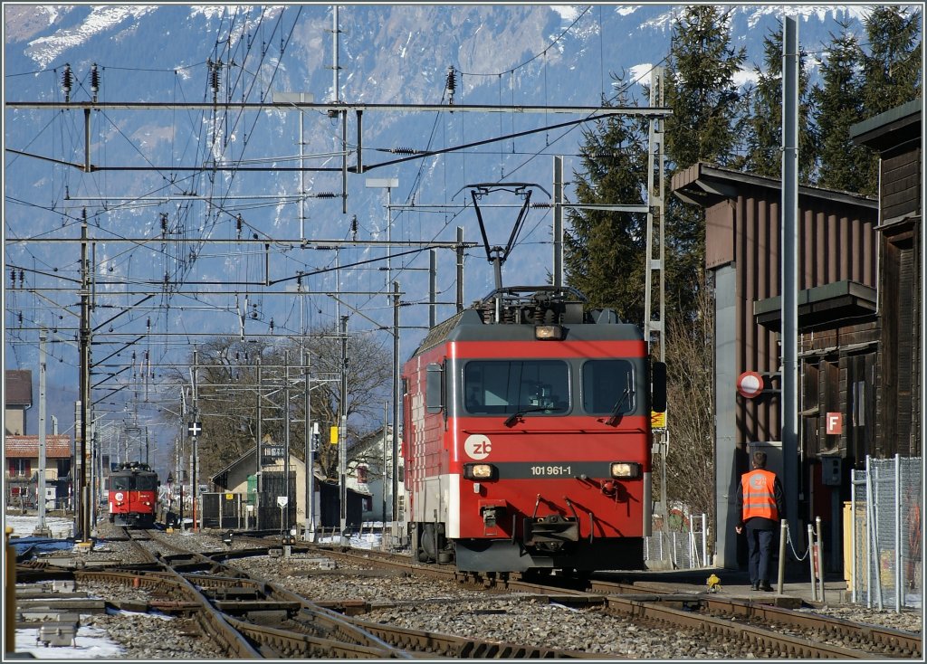 Die  zb  HGe 101 961-1 wartet in Meiringen auf den Hintergrund zu sehenden IR Interlaken - Luzern.
05.02.2011