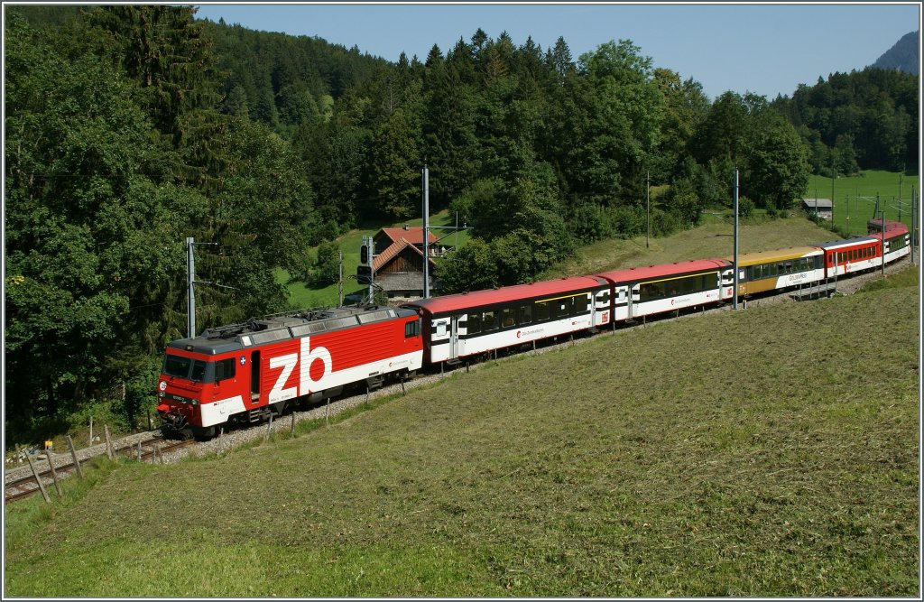 Die  zb  HGe 101 965-2 mit ihrem IR 2220 auf dem Weg von Luzern nach Interlaken kurz nach  Kppeli  (zwischen Lungern und Brnig Hasliberg).
20. Aug. 2012