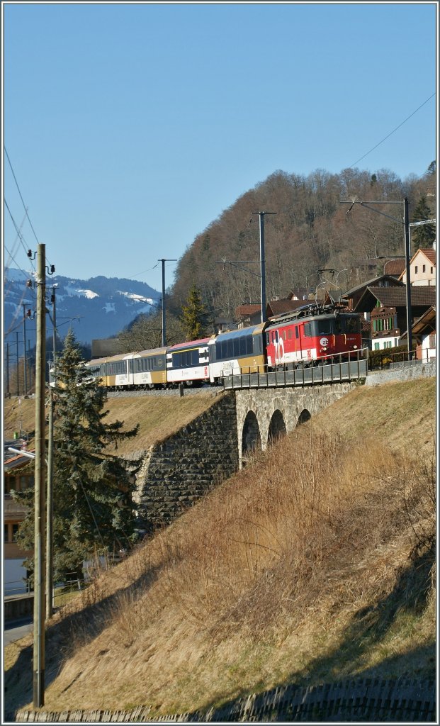 Die  zb  (Zentralbahn) De 110 022-1 mit eine Goldpass Express nach Luzern bei Niederried. 
09.02.2011