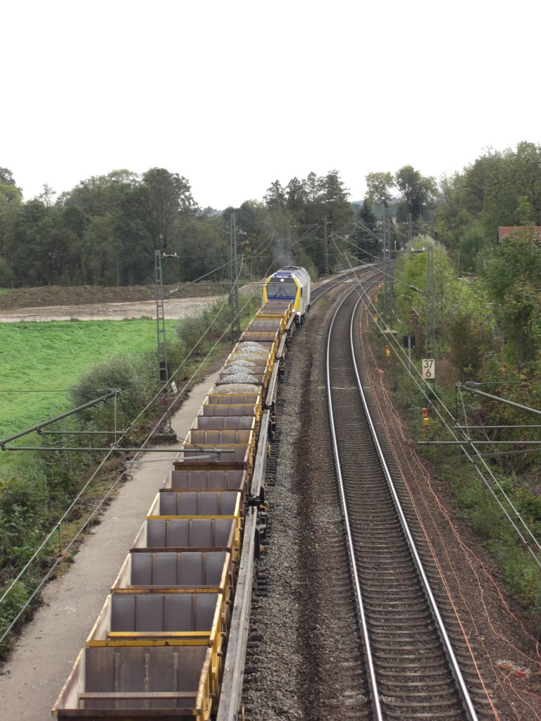 Dieser Bauzug befindet kurz vor dem Bahnhof von bersee. Hier wurde das
linke Gleis neu eingeschottert.
