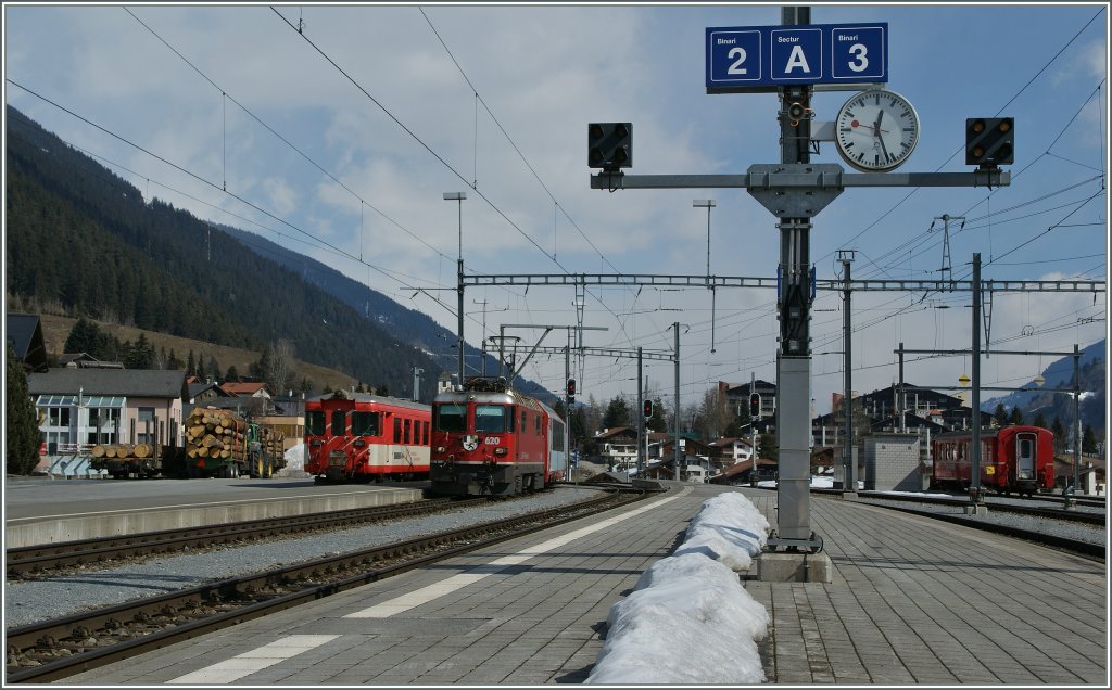 Disentis, Lokwechsel beim Glacier Express: die RhB Ge 4/4 II 620 erreicht mit dem Glacier Express Disentis...
15.03.2013
