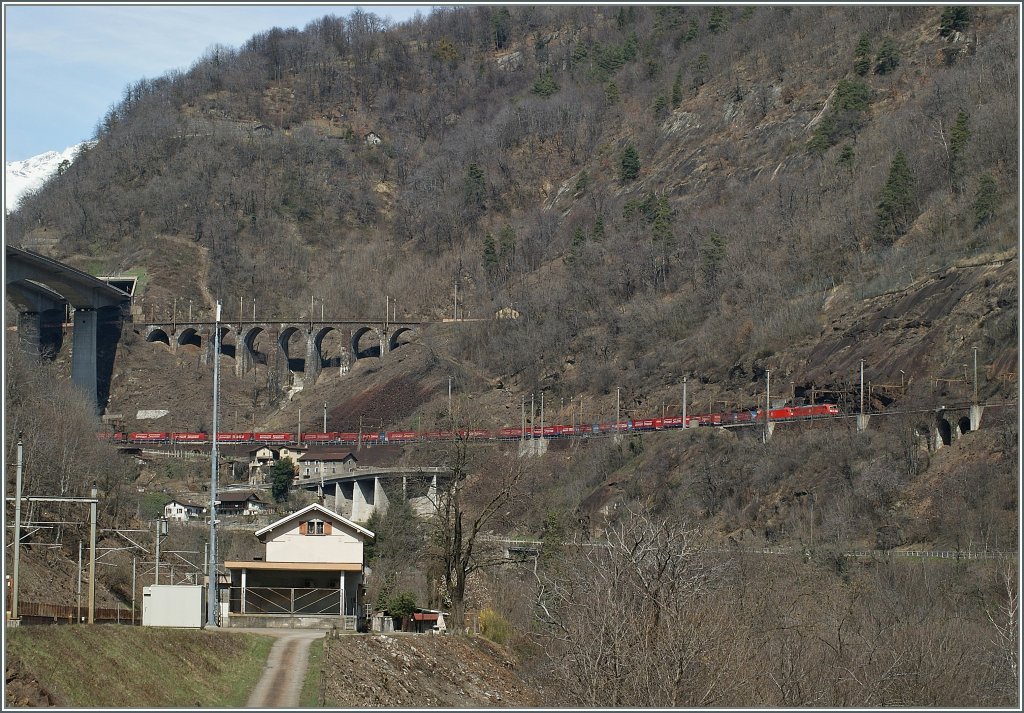 Drei DB 185 (zwei vorne, eine hinten, aber nicht zu sehen) mit dem  Winner -Zug auf der mittleren Ebene in der Biascina.
3. April 2013