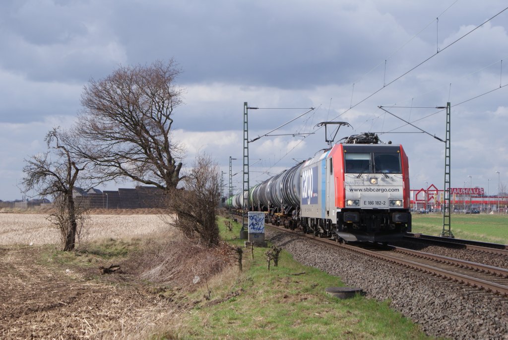 E 186 182-2 (SBB Cargo) mit Kesselwagenzug in Neuss Allerheiligen am 27.03.2010 um 15:08 Uhr
