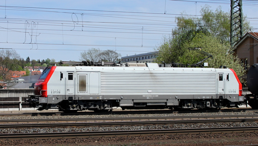 E37 518 mit Kesselwagenzug am 30.04.12 in Fulda