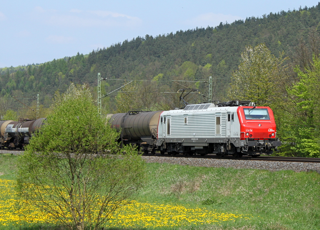 E37 518 mit Kesselwagenzug am 01.05.12 in Haunetal Rothenkirchen