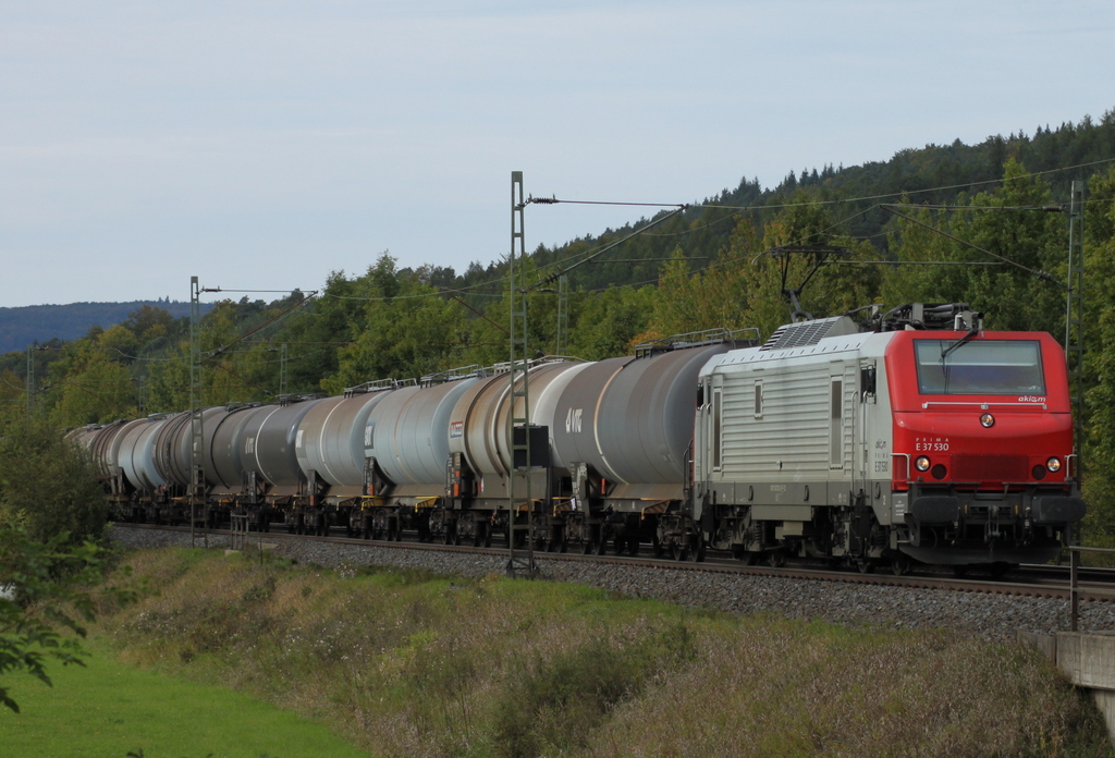 E37 530 mit Kesselwagenzug am 23.09.12 in Haunetal Rothenkirchen