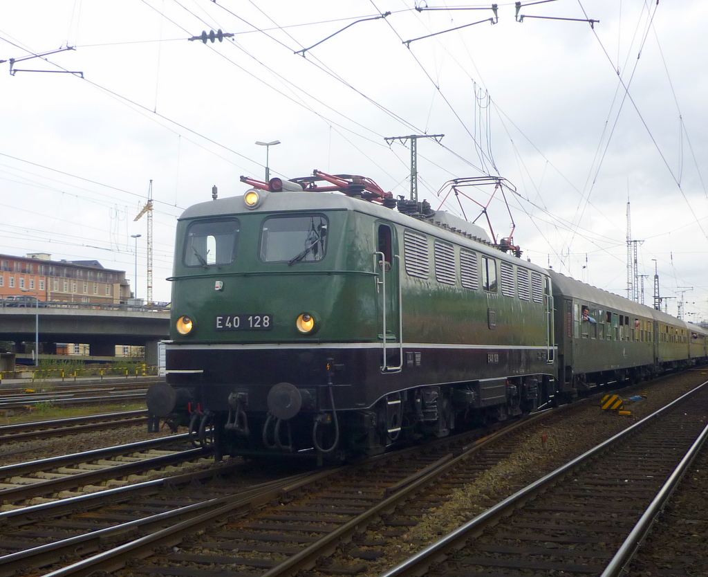 E40 128 fhrt mit einem Sonderzug nach Saarbrcken in den Koblenzer Hbf ein

(03.04.2010 Koblenz Hbf)
