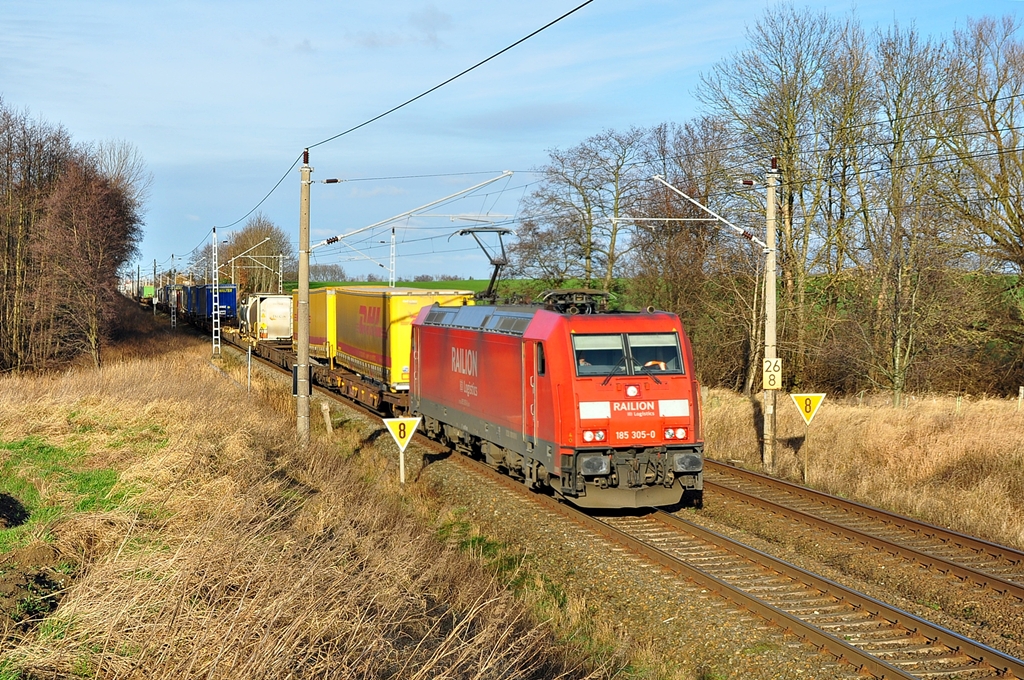 Ebenfalls am 15.01.2012 war die 185 305 unterwegs.Mit dem KLV-Zug 50271 rollt sie aus Rostock-Seehafen kommend durch Sildemow in Richtung Schwerin.