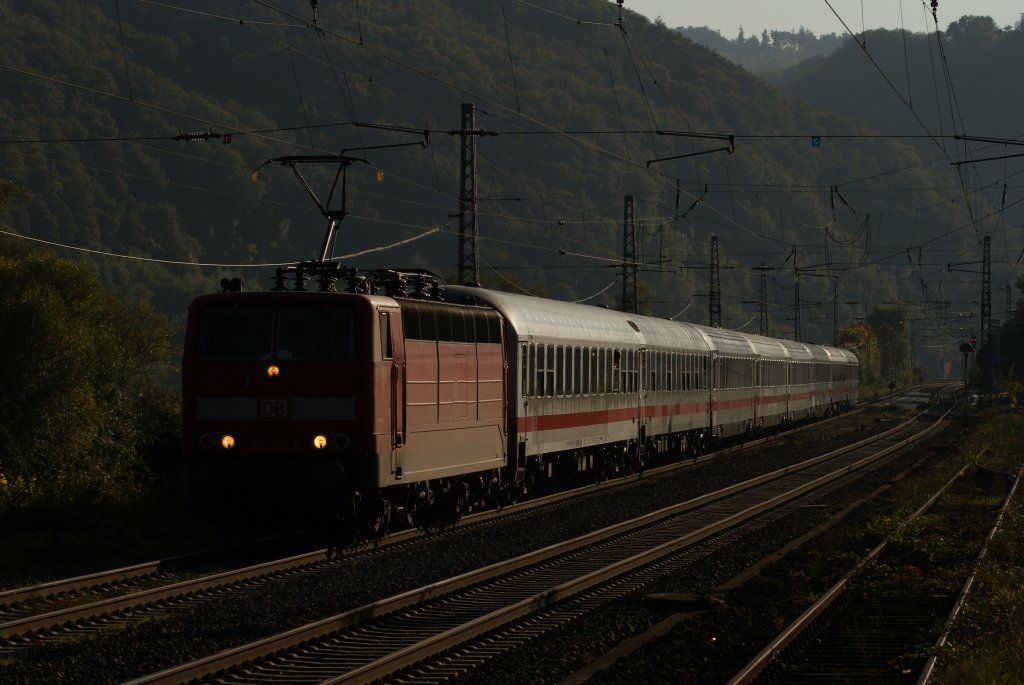 Eigentlich htte 181 211 an diesem Zug dran sein sollen...leider war aber 181 205-6 dran.Hier zieht sie ihren Interity durch Winningen an der Mosel in Richtung Koblenz Hbf.12.10.2010