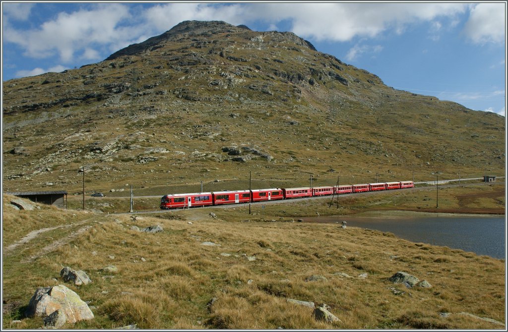 Ein Allegra mit einem Bernina-Regionalzug zwischen Bernina Ospizio und Lagapl. 
10.09.2011 