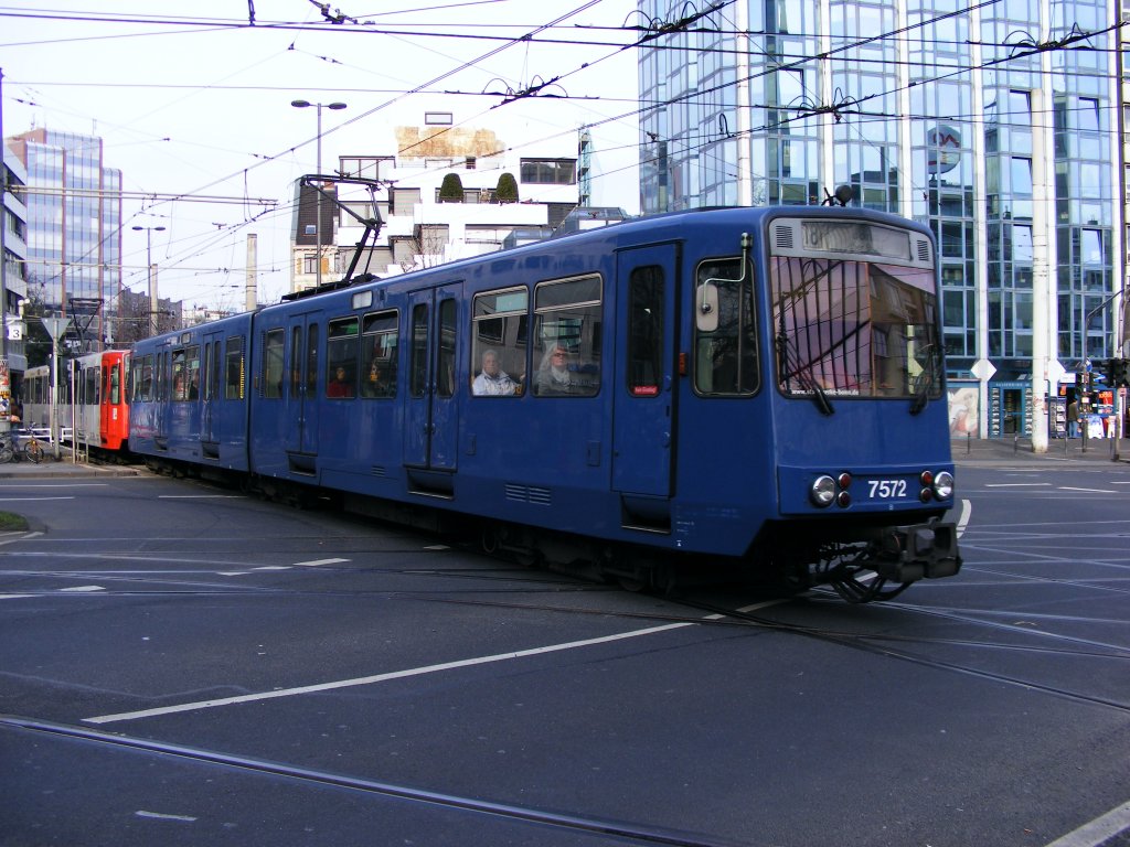 Ein Bonner Stadtbahnwagen B ist am 17.03.2010 auf dem Barbarossaplatz in Kln unterwegs.