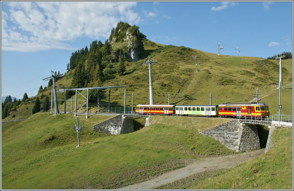 Ein BVB Regionalzug nach Villars hat soeben die Gipfelstation Col-de-Bretaye verlassen. 
18. Aug. 2011